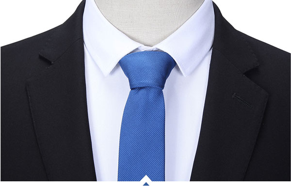 兩?？坌奚戆嬲b定做西服衣領細節特寫圖